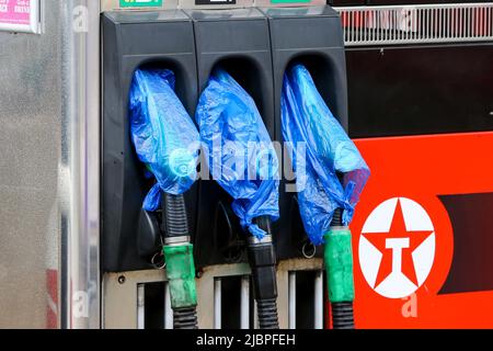 London, UK. 06th June, 2022. Plastic bags wrapped round the pumps as Texaco petrol station sells unleaded petrol at 183.9 pence per liter and regular diesel at 189.9 pence per liter. Credit: SOPA Images Limited/Alamy Live News Stock Photo