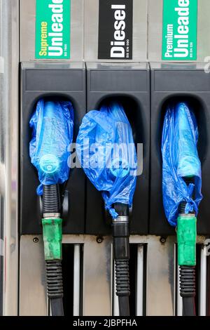 London, UK. 06th June, 2022. Plastic bags wrapped round the pumps as Texaco petrol station sells unleaded petrol at 183.9 pence per liter and regular diesel at 189.9 pence per liter. (Photo by Dinendra Haria/SOPA Images/Sipa USA) Credit: Sipa USA/Alamy Live News Stock Photo