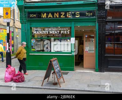 Manze's traditional pie and mash shop, Deptford High Street, London SE8, England, UK Stock Photo