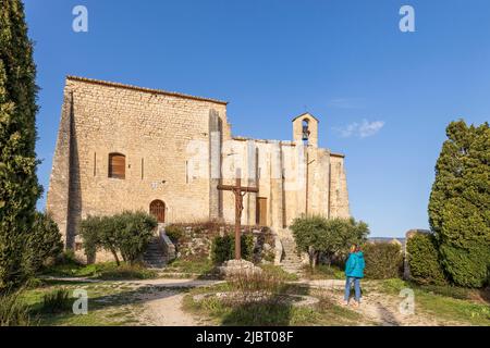 France, Vaucluse, Luberon Regional Natural Park, Saint-Saturnin-lès-Apt, the castle and the Castrale Chapel Stock Photo