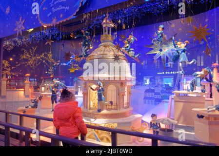 France, Paris, Boulevard Haussmann and the shop windows of the Printemps department store during the Christmas holidays Stock Photo