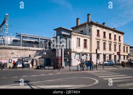 France, Val de Marne, Vitry sur Seine, Railway station building, RER C Stock Photo