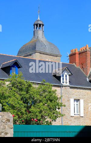 France, Loire Atlantique, Guerande country, Piriac sur Mer (Small town of character), traditional house with the bell tower of the church of St Pierre es Liens in the background (18th century) Stock Photo