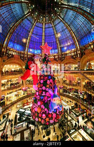 France, Paris, the Galeries Lafayette department store at Christmas, the Christmas tree under the dome Stock Photo