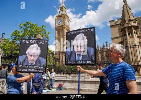 London, UK. 8th June, 2022. People protesting outside the Palace of Westminster. They want Boris Johnson to resign saying he is a lame duck He won the vote of No confidence by 211 votes to 148, with 41% of his party voting against him. Credit: Karl Black/Alamy Live News Stock Photo