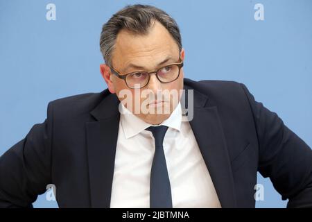 Berlin, Germany. 08th June, 2022. Christian Karagiannidis, ARDS and ECMO Center Cologne-Merheim, participates in the press conference 'Preparing for Fall/Winter 2022/23' of the Corona Expert Council of the Federal Government. Credit: Wolfgang Kumm/dpa/Alamy Live News Stock Photo