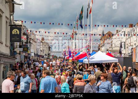 Crowds of people fill the street, enjoying the atmosphere in Stratford on Avon during the Queens Platinum Jubilee celebrations. Stock Photo