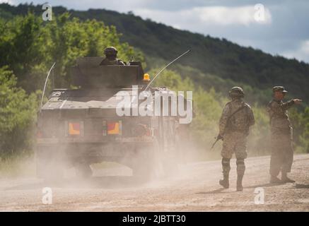 Hohenfels, Germany. 08th June, 2022. U.S. soldiers stand together during a multinational exercise at Hohenfels Training Area. Credit: Nicolas Armer/dpa/Alamy Live News Stock Photo