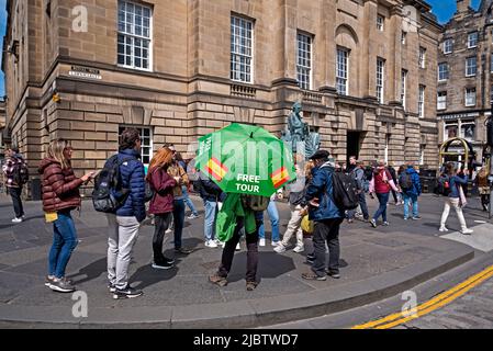 Spanish Tour Guide with tourists outside the High Court of Justiciary in the Lawnmarket on Edinburgh's Royal Mile, Stock Photo