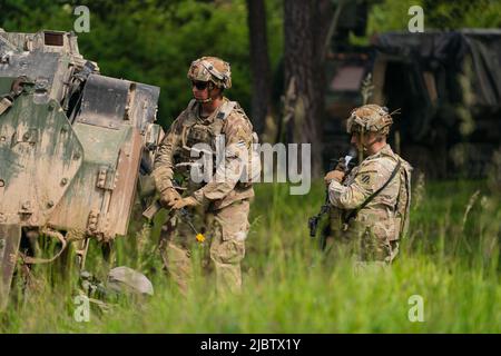 Hohenfels, Germany. 08th June, 2022. U.S. soldiers stand together during a multinational exercise at Hohenfels Training Area. Credit: Nicolas Armer/dpa/Alamy Live News Stock Photo