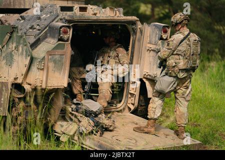 Hohenfels, Germany. 08th June, 2022. U.S. soldiers stand together during a multinational exercise at Hohenfels Training Area. Credit: Nicolas Armer/dpa/Alamy Live News Stock Photo