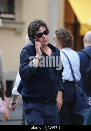 Milan, . 08th June, 2022. Milan, 08-06-2022 Riccardo Scamarcio, 42-year-old actor from Puglia, surprised at lunch in a well-known restaurant in the center. After having lunch with a girl and two friends, Riccardo Scamarcio takes a long walk along via Montenapoleone while making a phone call, then gets to his car and leaves. Credit: Independent Photo Agency/Ģ����ý Live News Stock Photo