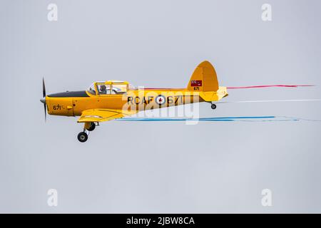 1952 DHC Chipmunk T.22 (G-BNZC) flying at Shuttleworth Jubilee Airshow with red white & blue bunting celebrating the Queens Platinum Jubilee Stock Photo