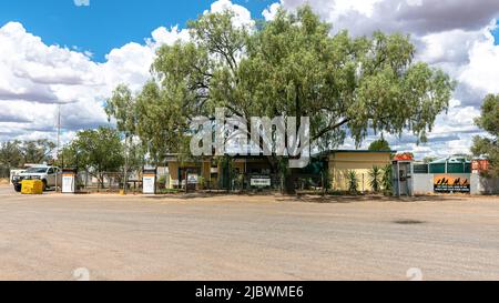 The Emmdale Roadhouse, a service station outside Wilcannia on the Barrier Highway in New South Wales Stock Photo