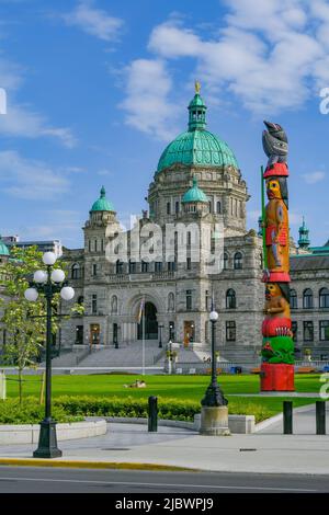 BC Legislature Building, Knowledge Totem Pole,  Victoria, British Columbia, Canada Stock Photo