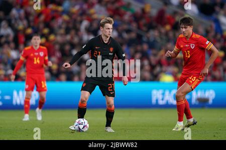 Netherlands' Frenkie de Jong (centre) in action with Wales' Rubin Colwill during the UEFA Nations League match at the Cardiff City Stadium, Cardiff. Picture date: Wednesday June 8, 2022. Stock Photo