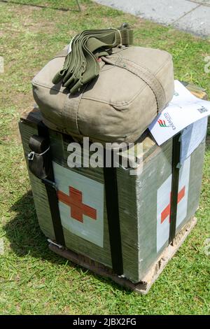 Parachuting air drop packages in War zones, air drops with gear amlnd ...