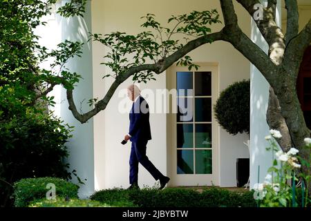 Washington, Vereinigte Staaten. 08th June, 2022. United States President Joe Biden departs from the White House in Washington to host the Ninth Summit of the Americas in Los Angeles on June 8, 2022. Credit: Yuri Gripas/Pool via CNP/dpa/Alamy Live News Stock Photo