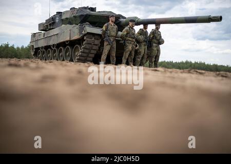 Pabrade, Lithuania. 07th June, 2022. A German Army Leopard 2 tank from NATO's Enhanced Forward Presence Battle Group (eFP battalion) stands during Chancellor Scholz's visit to Camp Adrian Rohn. Credit: Michael Kappeler/dpa/Alamy Live News Stock Photo