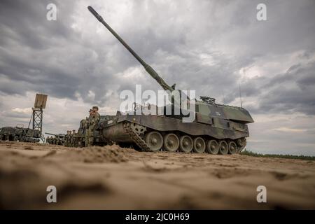 Pabrade, Lithuania. 07th June, 2022. A Bundeswehr self-propelled howitzer 2000 gun from the NATO Enhanced Forward Presence Battle Group (eFP battalion) drives during Chancellor Scholz's visit to Camp Adrian Rohn. Credit: Michael Kappeler/dpa/Alamy Live News Stock Photo