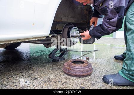 Illustrative photo, Ford Transit, new rear car wheel hub with drum brake system and suspension, car breakdown, accident, vehicle malfunction, failure, Stock Photo