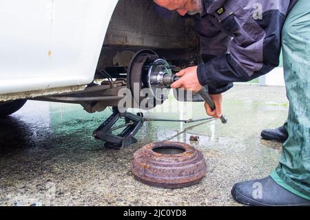 Illustrative photo, Ford Transit, new rear car wheel hub with drum brake system and suspension, car breakdown, accident, vehicle malfunction, failure, Stock Photo