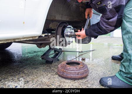 Illustrative photo, Ford Transit, new rear car wheel hub with drum brake system and suspension, car breakdown, accident, vehicle malfunction, failure, Stock Photo