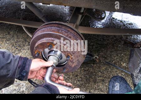 Illustrative photo, Ford Transit, new rear car wheel hub with drum brake system and suspension, car breakdown, accident, vehicle malfunction, failure, Stock Photo