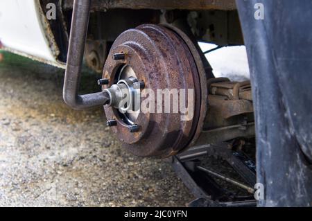 Illustrative photo, Ford Transit, new rear car wheel hub with drum brake system and suspension, car breakdown, accident, vehicle malfunction, failure, Stock Photo