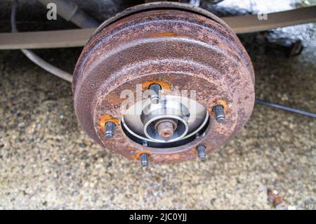 Illustrative photo, Ford Transit, new rear car wheel hub with drum brake system and suspension, car breakdown, accident, vehicle malfunction, failure, Stock Photo