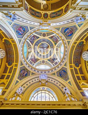 BUDAPEST, HUNGARY - FEBRUARY 23, 2022: The ceiling of the main hall of Szechenyi Thermal Spa with outstanding posaics pictures, on February 23 in Buda Stock Photo