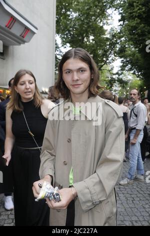 Milan Herms bei der Premiere von A E I O U - DAS SCHNELLE ALPHABET DER LIEBE Delphi Filmpalast. Berlin, 08.06.2022 Stock Photo