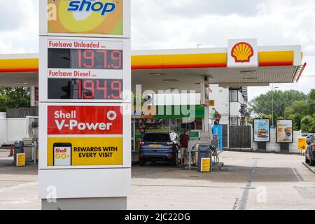 Hornchurch, Essex, UK. 9th June, 2022. UK Fuel prices at record high. Cost of filling up avarage car with petrol hits £100. Credit: Marcin Rogozinski/Alamy Live News Stock Photo