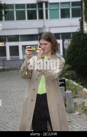 Milan Herms bei der Premiere von A E I O U - DAS SCHNELLE ALPHABET DER LIEBE Delphi Filmpalast. Berlin, 08.06.2022 Stock Photo