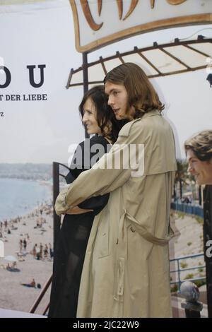 Sophie Rois und Milan Herms bei der Premiere von A E I O U - DAS SCHNELLE ALPHABET DER LIEBE Delphi Filmpalast. Berlin, 08.06.2022 Stock Photo