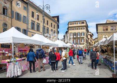 Outdooor market stalls, Piazza di Santa Croce, Florence (Firenze), Tuscany Region, Italy Stock Photo