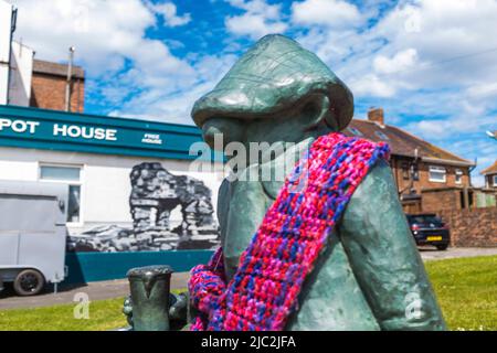 Statue of Andy Capp,a famous cartoon character created by Reg Smythe and situated at Hartlepool,England,UK.Wearing a RNLI scarf. Stock Photo