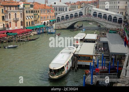 Venedig, Bootsverkehr am Canal Grande, Rialtobrücke // Venice, Boat Traffic on Canal Grande, Rialto Bridge Stock Photo
