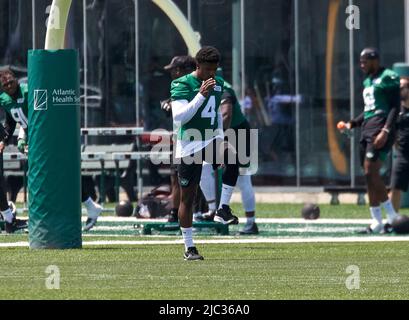 New York Jets cornerback D.J. Reed (4) warms up before an NFL football ...