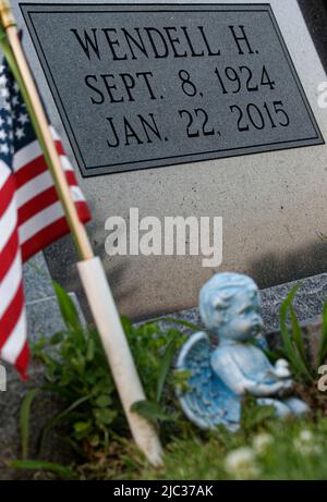 An American flag and small cherub statue adorn the gravesite of former United States Sen. Wendell Hampton Ford (1924-2015) on Memorial Day, Monday, May 30, 2022 at Rosehill-Elmwood Cemetery & Mausoleum in Owensboro, Daviess County, KY, USA. Ford was a veteran who served in the U.S. Army during World War II and then the Kentucky Army National Guard before beginning a storied political career in 1965. (Apex MediaWire Photo by Billy Suratt) Stock Photo
