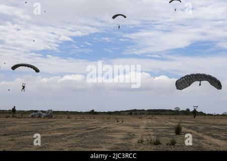 Members of the 7th Special Forces Group (Airborne) prepares to land while conducting a high altitude, low opening (HALO) jumps in Manta Ecuador, May 19, 2022. Ecuadorian military and US forces are conducting routine military exchanges from May 6-27 between the cities of Manta and Latacunga. Bilateral exchanges allow both militaries to strengthen tactical readiness for future operations maintain readiness and support continue commitment in responding to emerging security crises and natural disasters.    ( U.S. Army photos by Staff Sgt. Matthew Griffith) Stock Photo