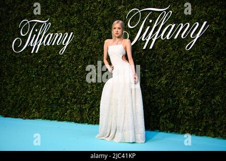 London, UK. 9th June, 2022. Rosé arrives for the House of Tiffany & Co Vision and Virtuosity exhibition opening gala at the Saatchi Gallery in London Picture date: Friday June 9, 2022. Photo credit should read Credit: Matt Crossick/Alamy Live News Stock Photo