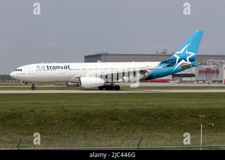 Montreal, Canada. 21st May, 2022. An Air Transat Airbus 330-200 landing at Montreal Pierre Elliott Trudeau international Airport. Air Transat is a Canadian airline based in Montreal, Quebec, it is the country's third-largest airline, operating scheduled and charter flights serving 60 destinations in 25 countries (Photo by Fabrizio Gandolfo/SOPA Images/Sipa USA) Credit: Sipa USA/Alamy Live News Stock Photo