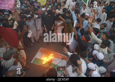 Lahore, Punjab, Pakistan. 8th June, 2022. Pakistani protesters shout anti-India slogans during a demonstration against former India's Bharatiya Janata Party spokeswoman Nupur Sharma over her remarks on the Prophet Mohammed in Lahore. (Credit Image: © Rana Sajid Hussain/Pacific Press via ZUMA Press Wire) Stock Photo