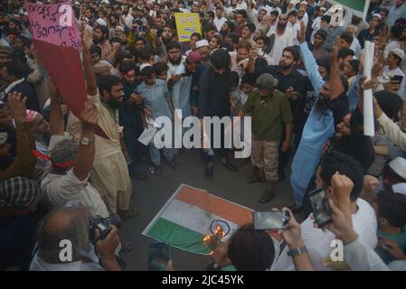 Lahore, Punjab, Pakistan. 8th June, 2022. Pakistani protesters shout anti-India slogans during a demonstration against former India's Bharatiya Janata Party spokeswoman Nupur Sharma over her remarks on the Prophet Mohammed in Lahore. (Credit Image: © Rana Sajid Hussain/Pacific Press via ZUMA Press Wire) Stock Photo