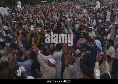 Lahore, Punjab, Pakistan. 8th June, 2022. Pakistani protesters shout anti-India slogans during a demonstration against former India's Bharatiya Janata Party spokeswoman Nupur Sharma over her remarks on the Prophet Mohammed in Lahore. (Credit Image: © Rana Sajid Hussain/Pacific Press via ZUMA Press Wire) Stock Photo