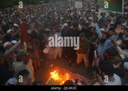 Lahore, Punjab, Pakistan. 8th June, 2022. Pakistani protesters shout anti-India slogans during a demonstration against former India's Bharatiya Janata Party spokeswoman Nupur Sharma over her remarks on the Prophet Mohammed in Lahore. (Credit Image: © Rana Sajid Hussain/Pacific Press via ZUMA Press Wire) Stock Photo