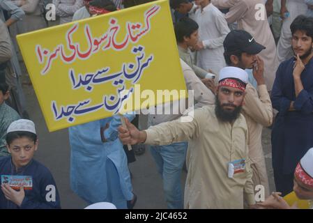 Lahore, Punjab, Pakistan. 8th June, 2022. Pakistani protesters shout anti-India slogans during a demonstration against former India's Bharatiya Janata Party spokeswoman Nupur Sharma over her remarks on the Prophet Mohammed in Lahore. (Credit Image: © Rana Sajid Hussain/Pacific Press via ZUMA Press Wire) Stock Photo