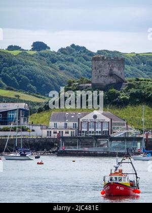 Looking across the Cattewater toward Hotel Mount Batten below the historic 17th century Mount Batten Tower in Plymouth, Devon, England, UK. Stock Photo