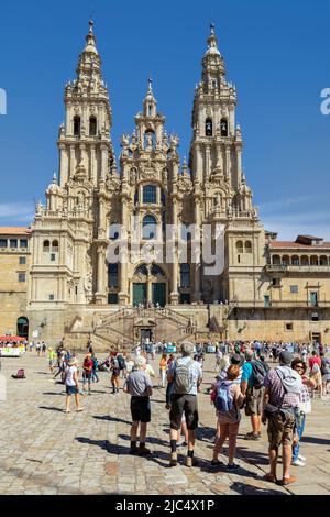 Pilgrims  in front of the cathedral of Santiago de Compostela seen across the Obradoiro Square.  Santiago de Compestela, A Coruña Province, Galicia, S Stock Photo
